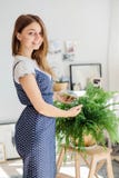Η μοντέρνη γυναίκα μπλε sundress με την Πόλκα διαστίζει την τοποθέτηση στο στούντιο στοκ εικόνες με δικαίωμα ελεύθερης χρήσης Η μοντέρνη γυναίκα μπλε sundress με την Πόλκα διαστίζει την τοποθέτηση στο στούντιο στοκ εικόνες με δικαίωμα ελεύθερης χρήσης