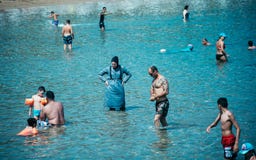 Η μουσουλμανική λήψη γυναικών κολυμπά στο σύνολο θάλασσας που καλύπτε στοκ εικόνα με δικαίωμα ελεύθερης χρήσης Η μουσουλμανική λήψη γυναικών κολυμπά στο σύνολο θάλασσας που καλύπτε στοκ εικόνα με δικαίωμα ελεύθερης χρήσης
