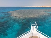 Η μύτη, το μέτωπο του άσπρου γιοτ, η βάρκα, το σκάφος που στέκεται jig, χώρος στάθμευσης, που δένει στη θάλασσα, ο ωκεανός με το στοκ εικόνες Η μύτη, το μέτωπο του άσπρου γιοτ, η βάρκα, το σκάφος που στέκεται jig, χώρος στάθμευσης, που δένει στη θάλασσα, ο ωκεανός με το στοκ εικόνες