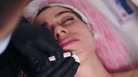 Η νέα γυναίκα βρίσκεται στον καναπέ ενώ το επαγγελματικό comsetologist στα γάντια κάνει τις πολλαπλάσιες εγχύσεις στη γυναίκα ` s φιλμ μικρού μήκους Η νέα γυναίκα βρίσκεται στον καναπέ ενώ το επαγγελματικό comsetologist στα γάντια κάνει τις πολλαπλάσιες εγχύσεις στη γυναίκα ` s φιλμ μικρού μήκους