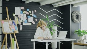 Η νέα γυναίκα που κάνει τη σημείωση για την αυτοκόλλητη ετικέττα και το κολλά σε έναν πίνακα απόθεμα βίντεο Η νέα γυναίκα που κάνει τη σημείωση για την αυτοκόλλητη ετικέττα και το κολλά σε έναν πίνακα απόθεμα βίντεο
