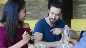 Η νέα γυναίκα ταΐζει τη σαλάτα στον άνδρα απόθεμα βίντεο Η νέα γυναίκα ταΐζει τη σαλάτα στον άνδρα απόθεμα βίντεο