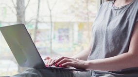 Η νέα γυναίκα χρησιμοποιεί ένα lap-top στο σπίτι φιλμ μικρού μήκους Η νέα γυναίκα χρησιμοποιεί ένα lap-top στο σπίτι φιλμ μικρού μήκους
