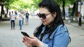 Η νέα επιτυχής γυναίκα χρησιμοποιεί ένα κινητό τηλέφωνο απόθεμα βίντεο Η νέα επιτυχής γυναίκα χρησιμοποιεί ένα κινητό τηλέφωνο απόθεμα βίντεο