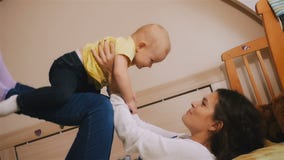 Η νέα ευτυχής μητέρα που κρατά το νεογέννητο παιδί της και ρίχνει επάνω διάνυσμα εικόνας οικογενειακών κατοικιών jpg Όμορφο χαμόγ απόθεμα βίντεο Η νέα ευτυχής μητέρα που κρατά το νεογέννητο παιδί της και ρίχνει επάνω διάνυσμα εικόνας οικογενειακών κατοικιών jpg Όμορφο χαμόγ απόθεμα βίντεο