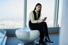 Η νέα ιαπωνική γυναίκα υπερήφανο CEO ελέγχει το ηλεκτρονικό ταχυδρομείο στο δίκτυο μέσω του έξυπνου τηλεφώνου στοκ εικόνες Η νέα ιαπωνική γυναίκα υπερήφανο CEO ελέγχει το ηλεκτρονικό ταχυδρομείο στο δίκτυο μέσω του έξυπνου τηλεφώνου στοκ εικόνες