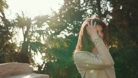 Η νέα και όμορφη γυναίκα είναι σε ένα τροπικό δάσος με τους φοίνικες στην ημέρα απόθεμα βίντεο Η νέα και όμορφη γυναίκα είναι σε ένα τροπικό δάσος με τους φοίνικες στην ημέρα απόθεμα βίντεο