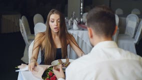Η νέα κυρία υποστηρίζει με το φίλο της δειπνώντας στο εστιατόριοη φεύγοντας έπειτα Οι εραστές μαλώνουν, αρνητικός φιλμ μικρού μήκους Η νέα κυρία υποστηρίζει με το φίλο της δειπνώντας στο εστιατόριοη φεύγοντας έπειτα Οι εραστές μαλώνουν, αρνητικός φιλμ μικρού μήκους