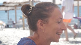 Η νέα μητέρα με λίγη χαριτωμένη κόρη κάθεται στον καφέ seaview απόθεμα βίντεο Η νέα μητέρα με λίγη χαριτωμένη κόρη κάθεται στον καφέ seaview απόθεμα βίντεο