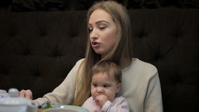 Η νέα μητέρα ταΐζει ένα μικρό κορίτσι με ένα τυρί Suluguni φιλμ μικρού μήκους Η νέα μητέρα ταΐζει ένα μικρό κορίτσι με ένα τυρί Suluguni φιλμ μικρού μήκους