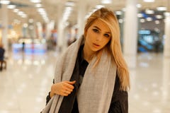 Η νέα μοντέρνη όμορφη γυναίκα Glamor αρκετά ξανθή με τα γκρίζα μάτια με τα προκλητικά χείλια στα μοντέρνα ενδύματα φθινοπώρου στη στοκ εικόνες με δικαίωμα ελεύθερης χρήσης Η νέα μοντέρνη όμορφη γυναίκα Glamor αρκετά ξανθή με τα γκρίζα μάτια με τα προκλητικά χείλια στα μοντέρνα ενδύματα φθινοπώρου στη στοκ εικόνες με δικαίωμα ελεύθερης χρήσης