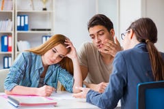 Η νέα οικογένεια που απογοητεύεται στο υψηλό ποσοστό υποθηκών ενδιαφέροντος στην τράπεζα στοκ φωτογραφία με δικαίωμα ελεύθερης χρήσης Η νέα οικογένεια που απογοητεύεται στο υψηλό ποσοστό υποθηκών ενδιαφέροντος στην τράπεζα στοκ φωτογραφία με δικαίωμα ελεύθερης χρήσης