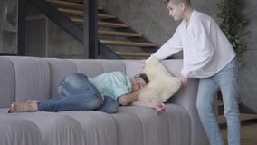 Η νέα πτώση μητέρων κοιμισμένη στο σπίτι Ο γιος εφήβων βάζει το μαξιλάρι κάτω από το κεφάλι γυναικών και βρίσκεται έπειτα κοντά m απόθεμα βίντεο Η νέα πτώση μητέρων κοιμισμένη στο σπίτι Ο γιος εφήβων βάζει το μαξιλάρι κάτω από το κεφάλι γυναικών και βρίσκεται έπειτα κοντά m απόθεμα βίντεο