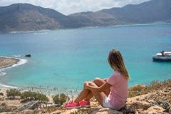 Η νέα συνεδρίαση γυναικών σε έναν μεγάλο βράχο και εξετάζει την απόσταση εν πλω Εκλεκτική μαλακή εστίαση seascape δεξαμενών χώνευ στοκ εικόνες με δικαίωμα ελεύθερης χρήσης Η νέα συνεδρίαση γυναικών σε έναν μεγάλο βράχο και εξετάζει την απόσταση εν πλω Εκλεκτική μαλακή εστίαση seascape δεξαμενών χώνευ στοκ εικόνες με δικαίωμα ελεύθερης χρήσης