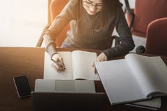 Η νέα συνεδρίαση επιχειρησιακών γυναικών στον πίνακα και η λήψη των σημειώσεων στο σημειωματάριο, στον πίνακα είναι lap-top, Smar στοκ φωτογραφία Η νέα συνεδρίαση επιχειρησιακών γυναικών στον πίνακα και η λήψη των σημειώσεων στο σημειωματάριο, στον πίνακα είναι lap-top, Smar στοκ φωτογραφία