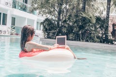 Η νέα όμορφη γυναίκα freelancer επιπλέει στη θάλασσα ή στη λίμνη σε έναν κολυμπώντας κύκλο Ένα κορίτσι χαλαρώνει στοκ εικόνες Η νέα όμορφη γυναίκα freelancer επιπλέει στη θάλασσα ή στη λίμνη σε έναν κολυμπώντας κύκλο Ένα κορίτσι χαλαρώνει στοκ εικόνες