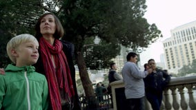 Η νέα όμορφη γυναίκα και ένα γοητευτικό μικρό παιδί περπατούν σε ένα πεζοδρόμιο στο Λας Βέγκας απόθεμα βίντεο Η νέα όμορφη γυναίκα και ένα γοητευτικό μικρό παιδί περπατούν σε ένα πεζοδρόμιο στο Λας Βέγκας απόθεμα βίντεο