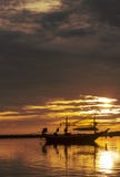 Η νεφελώδης θάλασσα στα ξημερώματα είναι όπως ένα fairyland στην ανατολή κ στοκ φωτογραφία με δικαίωμα ελεύθερης χρήσης Η νεφελώδης θάλασσα στα ξημερώματα είναι όπως ένα fairyland στην ανατολή κ στοκ φωτογραφία με δικαίωμα ελεύθερης χρήσης