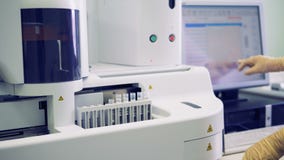 Η νοσοκόμα εξετάζει τα δείγματα αίματος σε έναν ιατρικό εξοπλισμό σε ένα νοσοκομείο 4K φιλμ μικρού μήκους Η νοσοκόμα εξετάζει τα δείγματα αίματος σε έναν ιατρικό εξοπλισμό σε ένα νοσοκομείο 4K φιλμ μικρού μήκους