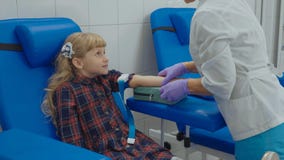 Η νοσοκόμα παίρνει το δείγμα αίματος από μια φλέβα στο βραχίονα του μικρού κοριτσιού στοκ εικόνες με δικαίωμα ελεύθερης χρήσης Η νοσοκόμα παίρνει το δείγμα αίματος από μια φλέβα στο βραχίονα του μικρού κοριτσιού στοκ εικόνες με δικαίωμα ελεύθερης χρήσης
