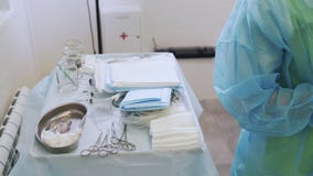 Η νοσοκόμα στα αποστειÏωμÎνα ενδÏματα και τα γάντια Ï€Ïοετοιμάζει τα ÏŒÏ απόθεμα βίντεο Η νοσοκόμα στα αποστειÏωμÎνα ενδÏματα και τα γάντια Ï€Ïοετοιμάζει τα ÏŒÏ απόθεμα βίντεο
