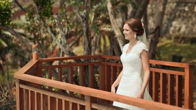 Η νύφη πηγαίνει στο ανοικτό πεζούλι Γαμήλια τελετή στην παραλία των Φιλιππινών απόθεμα βίντεο Η νύφη πηγαίνει στο ανοικτό πεζούλι Γαμήλια τελετή στην παραλία των Φιλιππινών απόθεμα βίντεο