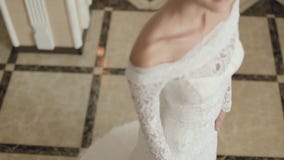 Η νύφη σε ένα κομψό φόρεμα με μια τοποθέτηση τραίνων απόθεμα βίντεο Η νύφη σε ένα κομψό φόρεμα με μια τοποθέτηση τραίνων απόθεμα βίντεο