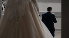 Η νύφη σε ένα όμορφο γαμήλιο φόρεμα κατεβαίνει τα βήματα στο νεόνυμφο αναμονής φιλμ μικρού μήκους Η νύφη σε ένα όμορφο γαμήλιο φόρεμα κατεβαίνει τα βήματα στο νεόνυμφο αναμονής φιλμ μικρού μήκους