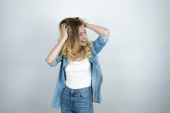Η ξανθή εκμετάλλευση κοριτσιών δίνει κοντά στο κεφάλι φαίνεται έκπληκτο απομονωμένο λευκό υπόβαθρο χαμόγελου στοκ φωτογραφία Η ξανθή εκμετάλλευση κοριτσιών δίνει κοντά στο κεφάλι φαίνεται έκπληκτο απομονωμένο λευκό υπόβαθρο χαμόγελου στοκ φωτογραφία