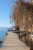 Η ξύλινη γέφυρα της επιθυμίας πέρα από τη λίμνη της Οχρίδας, Μακεδονία στοκ φωτογραφία με δικαίωμα ελεύθερης χρήσης Η ξύλινη γέφυρα της επιθυμίας πέρα από τη λίμνη της Οχρίδας, Μακεδονία στοκ φωτογραφία με δικαίωμα ελεύθερης χρήσης