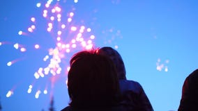 Η οικογένεια εξετάζει τον ουρανό στα πυροτεχνήματα Ο νυχτερινός ουρανός στα φω'τα φιλμ μικρού μήκους Η οικογένεια εξετάζει τον ουρανό στα πυροτεχνήματα Ο νυχτερινός ουρανός στα φω'τα φιλμ μικρού μήκους