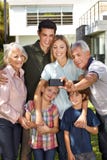 Η οικογένεια κάνει selfie με τους παππούδες και γιαγιάδες στοκ φωτογραφία με δικαίωμα ελεύθερης χρήσης Η οικογένεια κάνει selfie με τους παππούδες και γιαγιάδες στοκ φωτογραφία με δικαίωμα ελεύθερης χρήσης
