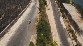Η οικογένεια σε μια μοτοσικλέτα οδηγά κατά μήκος του δρόμου απόθεμα βίντεο Η οικογένεια σε μια μοτοσικλέτα οδηγά κατά μήκος του δρόμου απόθεμα βίντεο