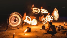Η ομάδα firestarter που εκτελεί την καταπληκτική πυρκαγιά παρουσιάζει με τα σπινθηρίσματα τη νύχτα - φεστιβάλ γεγονότος κομμάτων στοκ φωτογραφία με δικαίωμα ελεύθερης χρήσης Η ομάδα firestarter που εκτελεί την καταπληκτική πυρκαγιά παρουσιάζει με τα σπινθηρίσματα τη νύχτα - φεστιβάλ γεγονότος κομμάτων στοκ φωτογραφία με δικαίωμα ελεύθερης χρήσης