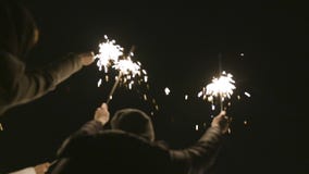 Η ομάδα ανθρώπων γιορτάζει το νέο έτος στην οδό με τα sparklers r Ευτυχώς και χαρωπά, οι άνθρωποι γιορτάζουν το νέο έτος μέσα απόθεμα βίντεο Η ομάδα ανθρώπων γιορτάζει το νέο έτος στην οδό με τα sparklers r Ευτυχώς και χαρωπά, οι άνθρωποι γιορτάζουν το νέο έτος μέσα απόθεμα βίντεο