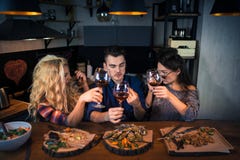 Η ομάδα ελκυστικών ανθρώπων έχει το γεύμα από κοινού στοκ εικόνες με δικαίωμα ελεύθερης χρήσης Η ομάδα ελκυστικών ανθρώπων έχει το γεύμα από κοινού στοκ εικόνες με δικαίωμα ελεύθερης χρήσης