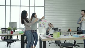 Η ομάδα εύθυμων ευτυχών ασιατικών δημιουργικών επιχειρησιακών γυναικών και οι άνδρες απολαμβάνουν και έχοντας τη διασκέδαση χορεύ φιλμ μικρού μήκους Η ομάδα εύθυμων ευτυχών ασιατικών δημιουργικών επιχειρησιακών γυναικών και οι άνδρες απολαμβάνουν και έχοντας τη διασκέδαση χορεύ φιλμ μικρού μήκους