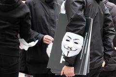 η ομάδα νέων έντυσε όλων στο Μαύρο βγαίνει στην οδό για να καταδείξει με τις ανώνυμες μάσκες στοκ εικόνα με δικαίωμα ελεύθερης χρήσης η ομάδα νέων έντυσε όλων στο Μαύρο βγαίνει στην οδό για να καταδείξει με τις ανώνυμες μάσκες στοκ εικόνα με δικαίωμα ελεύθερης χρήσης