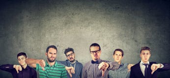 Η ομάδα παρουσίασης νεαρών άνδρων φυλλομετρεί κάτω από τη χειρονομίαη στοκ φωτογραφίες Η ομάδα παρουσίασης νεαρών άνδρων φυλλομετρεί κάτω από τη χειρονομίαη στοκ φωτογραφίες