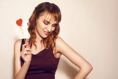 Η ομορφιά εξέπληξε το νέο πρότυπο κορίτσι μόδας με το διαμορφωμένο καρδιά μπισκότο βαλεντίνων υπό εξέταση Αγάπη όμορφες νεολαίες στοκ εικόνες Η ομορφιά εξέπληξε το νέο πρότυπο κορίτσι μόδας με το διαμορφωμένο καρδιά μπισκότο βαλεντίνων υπό εξέταση Αγάπη όμορφες νεολαίες στοκ εικόνες