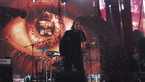 Η ορχήστρα ροκ Kukryniksy Alex Gorshenev Soloist αποδίδει στη σκηνή του νυχτερινού κέντρου διασκέδασης Επίκεντρα κιθαρίστες απόθεμα βίντεο Η ορχήστρα ροκ Kukryniksy Alex Gorshenev Soloist αποδίδει στη σκηνή του νυχτερινού κέντρου διασκέδασης Επίκεντρα κιθαρίστες απόθεμα βίντεο