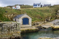 Η πέτρα boathouse στο λιμάνι Ballintoy στη βόρειο Antrim ακτή της Ιρλανδίας με την πέτρα της στηρίχτηκε boathouse σε μια ημέρα τη στοκ εικόνα Η πέτρα boathouse στο λιμάνι Ballintoy στη βόρειο Antrim ακτή της Ιρλανδίας με την πέτρα της στηρίχτηκε boathouse σε μια ημέρα τη στοκ εικόνα