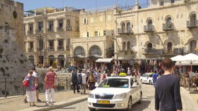 Η παλαιά πόλη της Ιερουσαλήμ κοντά στην πύλη Jaffa, αγορά οδών, άνθρωποι περπατά στην Ιερουσαλήμ, Ισραήλ Στοκ φωτογραφία με δικαίωμα ελεύθερης χρήσης Η παλαιά πόλη της Ιερουσαλήμ κοντά στην πύλη Jaffa, αγορά οδών, άνθρωποι περπατά στην Ιερουσαλήμ, Ισραήλ Στοκ φωτογραφία με δικαίωμα ελεύθερης χρήσης