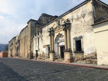 Η παλαιά, αποικιακή αρχιτεκτονική αποσύνθεσης που είδε από οι οδοί της όμορφης πόλης της Αντίγκουα Γουατεμάλα, Γουατεμάλα στοκ εικόνες με δικαίωμα ελεύθερης χρήσης Η παλαιά, αποικιακή αρχιτεκτονική αποσύνθεσης που είδε από οι οδοί της όμορφης πόλης της Αντίγκουα Γουατεμάλα, Γουατεμάλα στοκ εικόνες με δικαίωμα ελεύθερης χρήσης