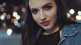 Η πανέμορφη ευρωπαϊκή τοποθέτηση κοριτσιών brunette δεξιά πριν από τη κάμερα, αγγίζει την τρίχα της, seductively χαμόγελα makeup φιλμ μικρού μήκους Η πανέμορφη ευρωπαϊκή τοποθέτηση κοριτσιών brunette δεξιά πριν από τη κάμερα, αγγίζει την τρίχα της, seductively χαμόγελα makeup φιλμ μικρού μήκους