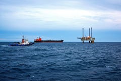 Η παράκτια πλατφόρμα άντλησης πετρελαίου στα ξημερώματα στοκ εικόνα Η παράκτια πλατφόρμα άντλησης πετρελαίου στα ξημερώματα στοκ εικόνα