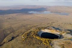 Η παραγωγή μεταλλεύματος στη γήινη ` s κρούστα γέμισε με τα έργα ορυχείων νερού στοκ φωτογραφία με δικαίωμα ελεύθερης χρήσης Η παραγωγή μεταλλεύματος στη γήινη ` s κρούστα γέμισε με τα έργα ορυχείων νερού στοκ φωτογραφία με δικαίωμα ελεύθερης χρήσης