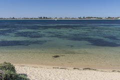 Η παραλία και η όμορφη θάλασσα του νησιού Penguin με την ακτή Rockingham, δυτική Αυστραλία στο υπόβαθρο στοκ φωτογραφίες Η παραλία και η όμορφη θάλασσα του νησιού Penguin με την ακτή Rockingham, δυτική Αυστραλία στο υπόβαθρο στοκ φωτογραφίες