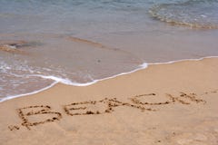 Η ΠΑΡΑΛΙΑ λέξης που γράφεται στην άμμο Η ΠΑΡΑΛΙΑ λέξης που γράφεται στην άμμο