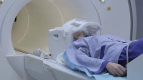 Η πλήρης διαδικασία έναν ασθενή με την απεικόνιση μαγνητικής αντήχησης Μελέτη ακτίνας X καινοτόμες τεχνολογίε&si απόθεμα βίντεο Η πλήρης διαδικασία έναν ασθενή με την απεικόνιση μαγνητικής αντήχησης Μελέτη ακτίνας X καινοτόμες τεχνολογίε&si απόθεμα βίντεο